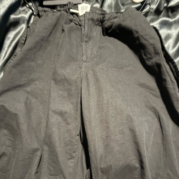 Urban outfitters
Baggy cargo pants
Adjustable size for waist
Size Small - Picture 1 of 4